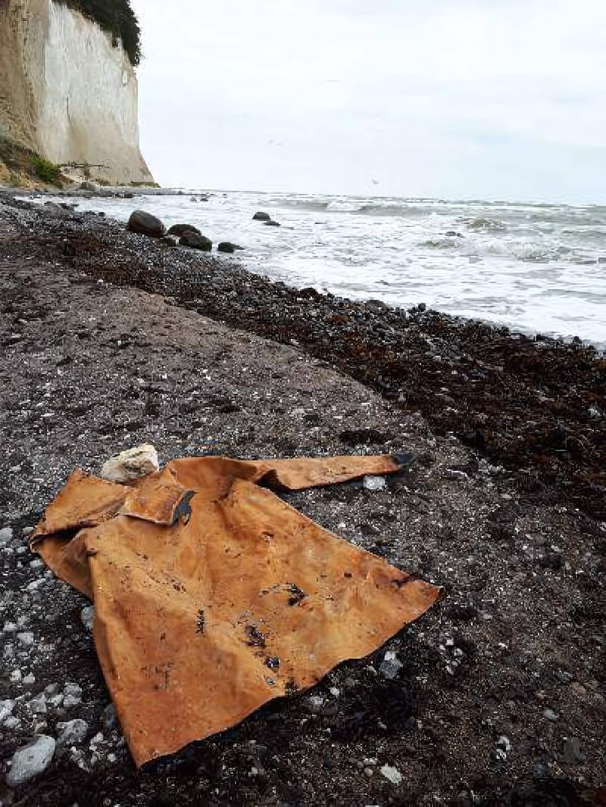 Öljacke am Strand bei Kreideküste